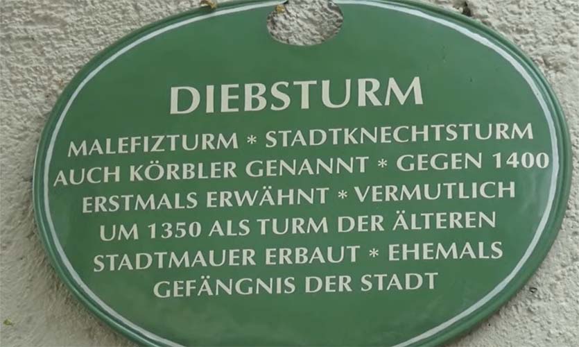 Schild am Turm