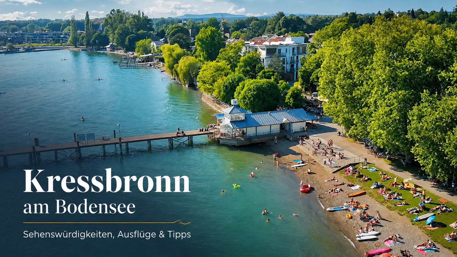 Luftaufnahme von Kressbronn am Bodensee mit Ufer, Badestelle, Landungssteg und Badegästen an einem sonnigen Sommertag.